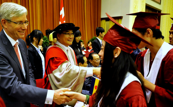 北京中加学校2013年毕业典礼在京举行 293名毕业生被122所国外大学全部录取