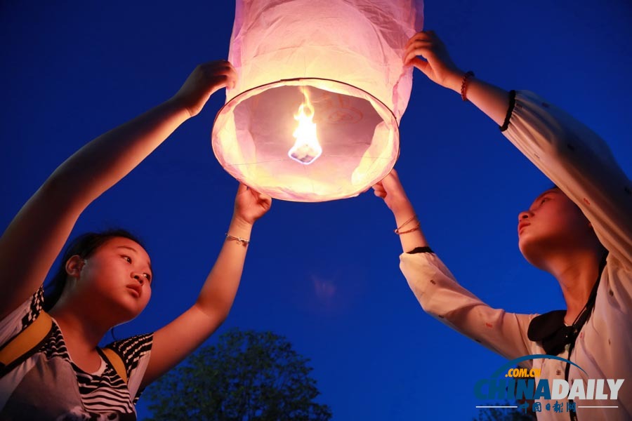 浙江江山市民为韩亚空难遇难中国女生默哀祈福