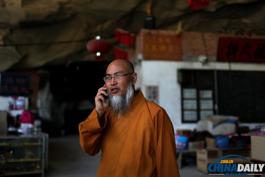 高清：台州慈恩寺推出短期出家超千人报名 住持称压力大