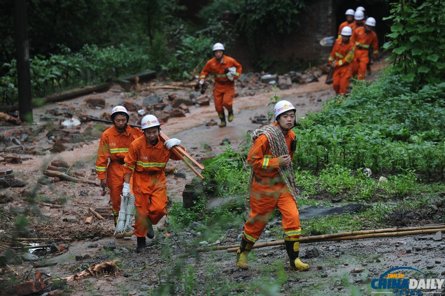 都江堰特大泥石流已致18人死亡 消防官兵在废墟上搜救