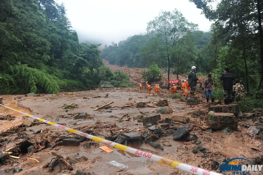 都江堰特大泥石流已致18人死亡 消防官兵在废墟上搜救