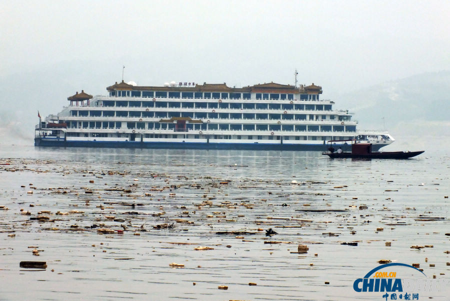 湖北宜昌：三峡水库又现漂浮垃圾带