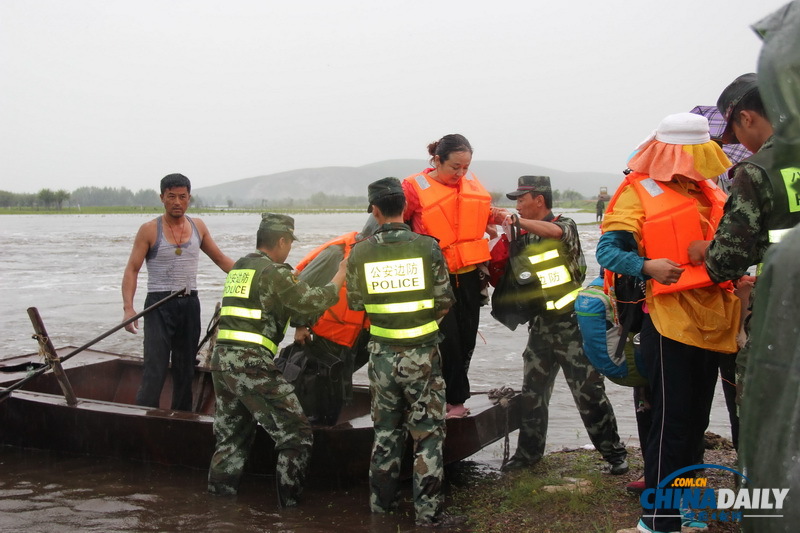 呼伦贝尔遇强降雨 武警成功解救50余名被困者