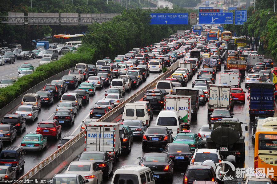 暴雨过后广州全城大塞车 车龙汇聚车速慢如蜗牛