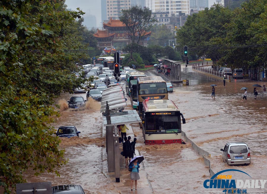 昆明遭暴雨侵袭 街头积水严重交通瘫痪