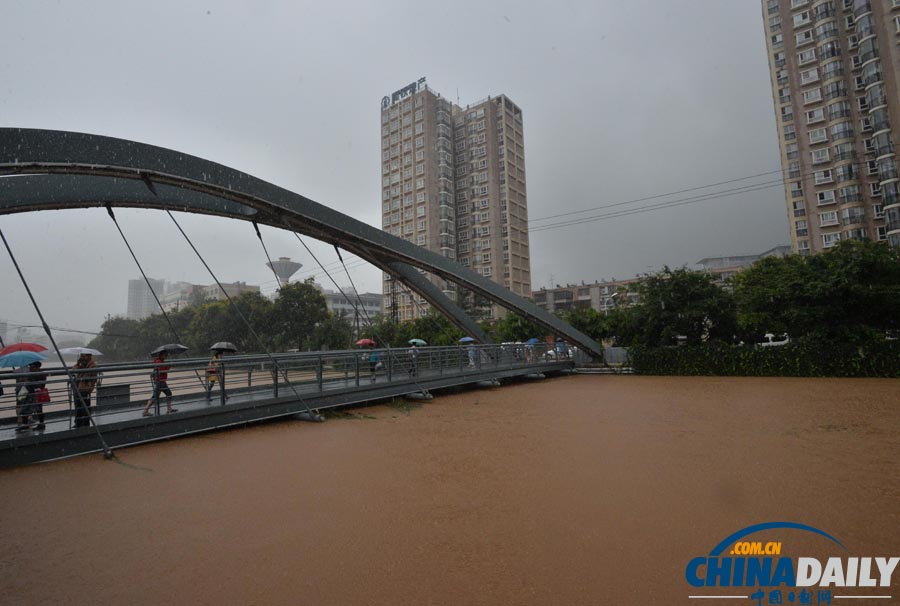 昆明遭暴雨侵袭 街头积水严重交通瘫痪