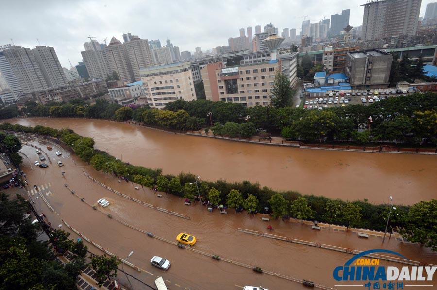 昆明遭暴雨侵袭 街头积水严重交通瘫痪