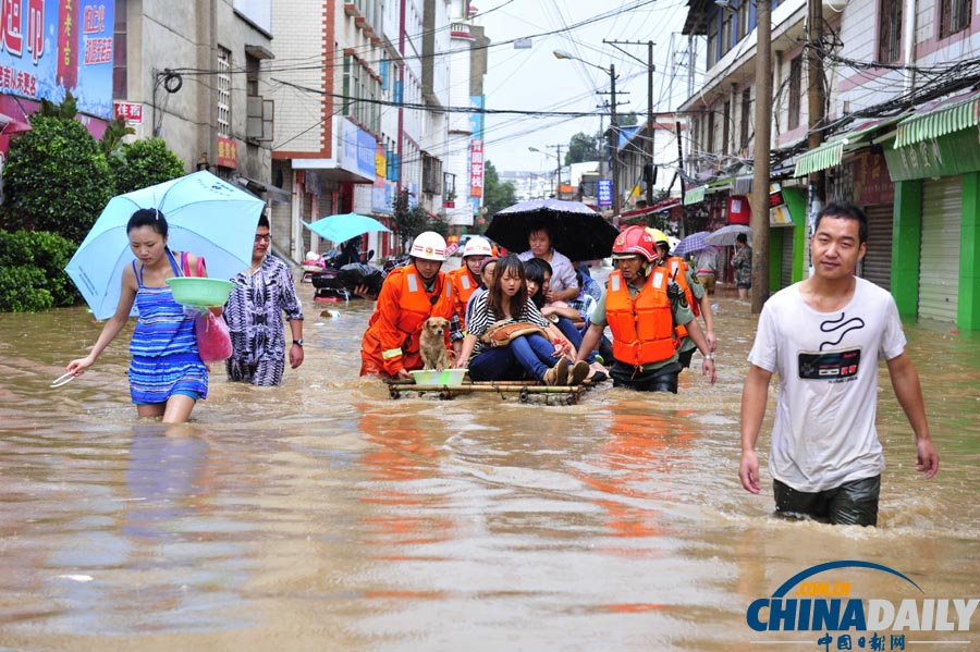 昆明遭暴雨侵袭 街头积水严重交通瘫痪