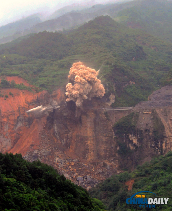 四川汉源三交乡堰塞湖爆破排险