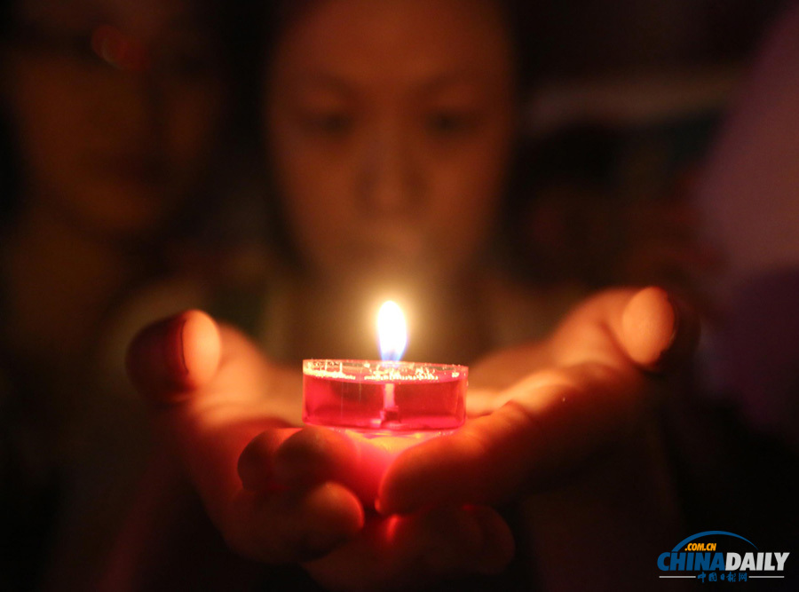 高清：湖南娄底举行烛光祈福 祈祷甘肃定西平安