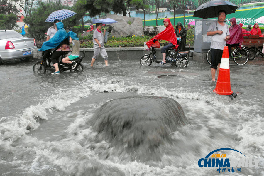 高清组图：强降雨袭济南 城区部分路段积水严重