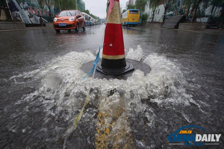 高清组图：强降雨袭济南 城区部分路段积水严重
