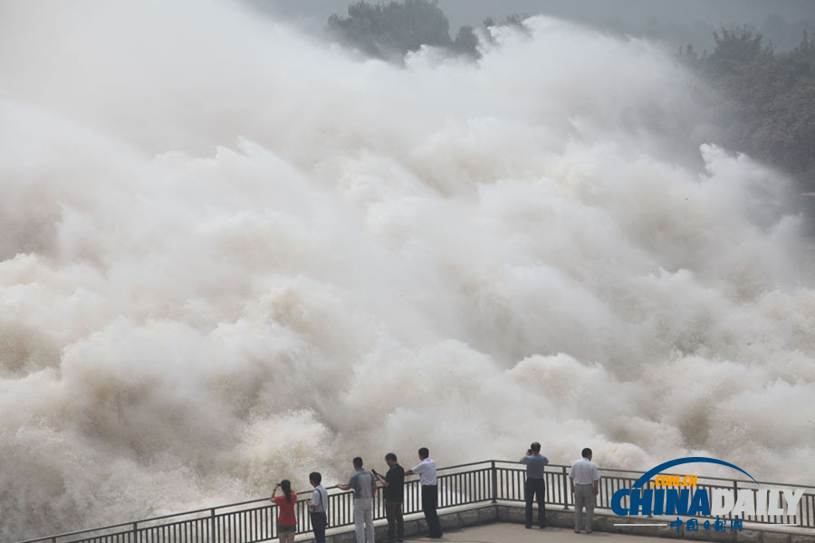 高清组图：黄河小浪底水利枢纽今年第二次泄洪