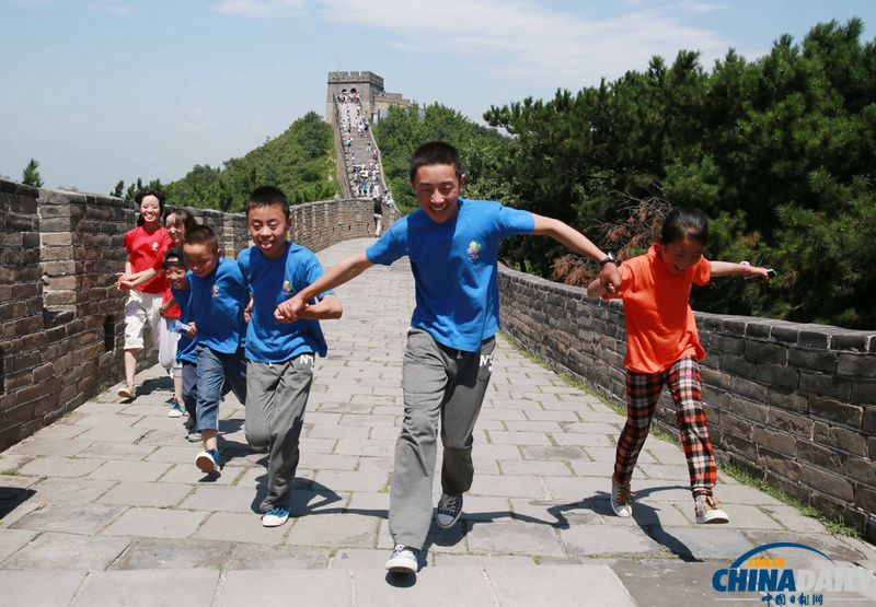 北京：地震孤儿游览长城