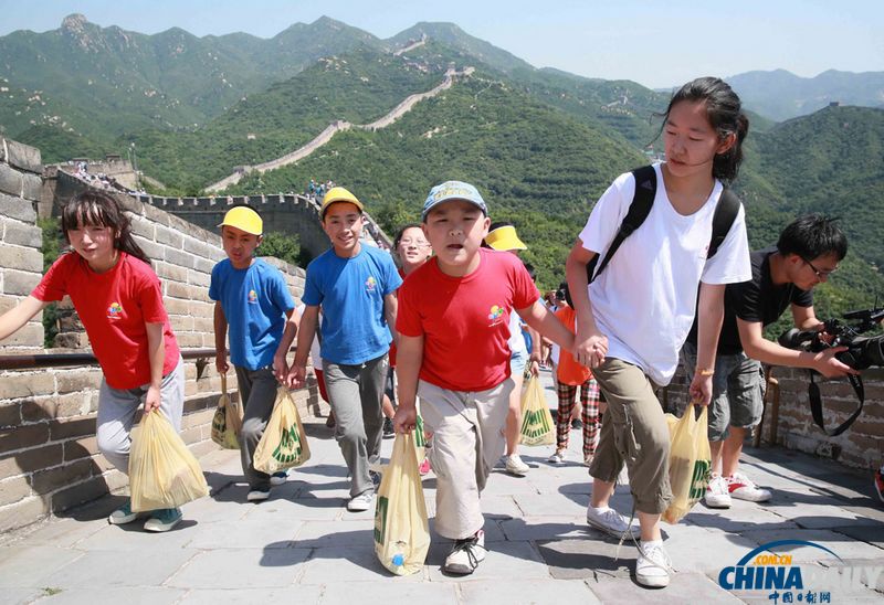 北京：地震孤儿游览长城