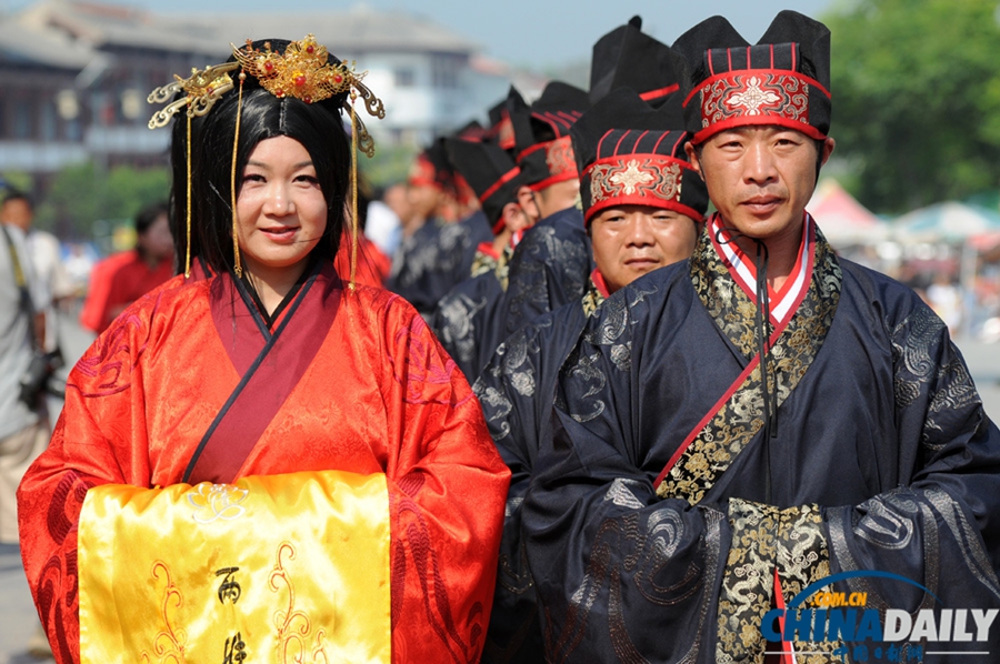 山西永济：“爱情圣地”普救寺“七夕节”上演汉式婚礼