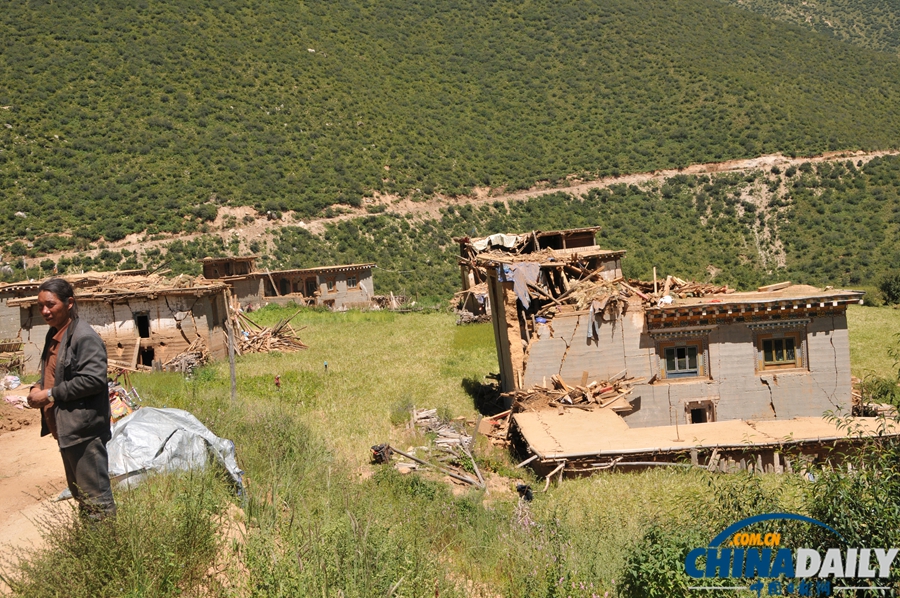 武警徒步挺进震区西藏昌都米扎村灾民安置点