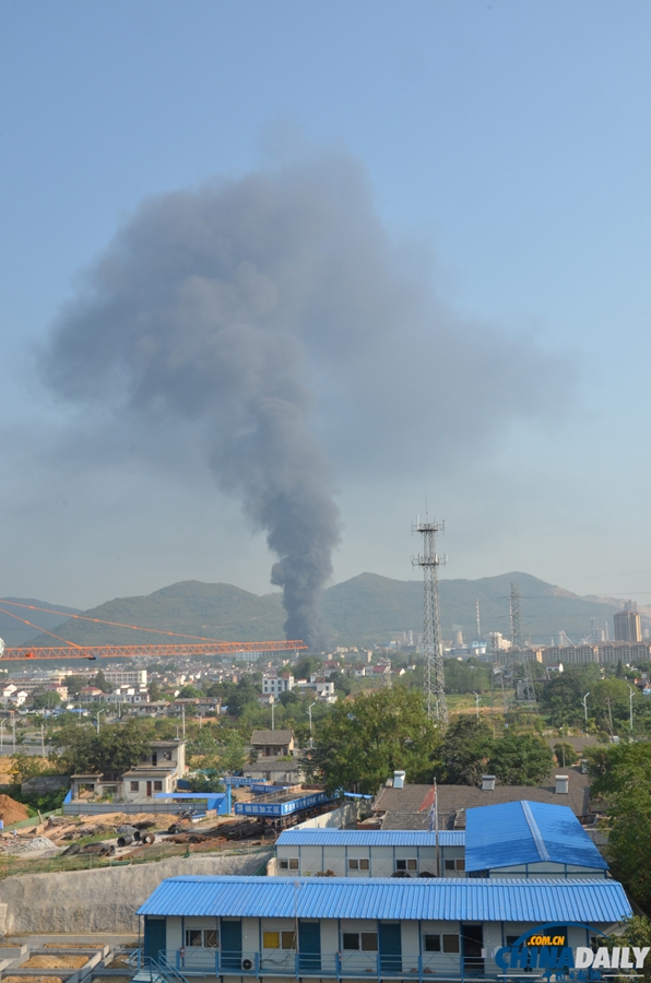 高清组图：安徽巢湖一工厂发生大火