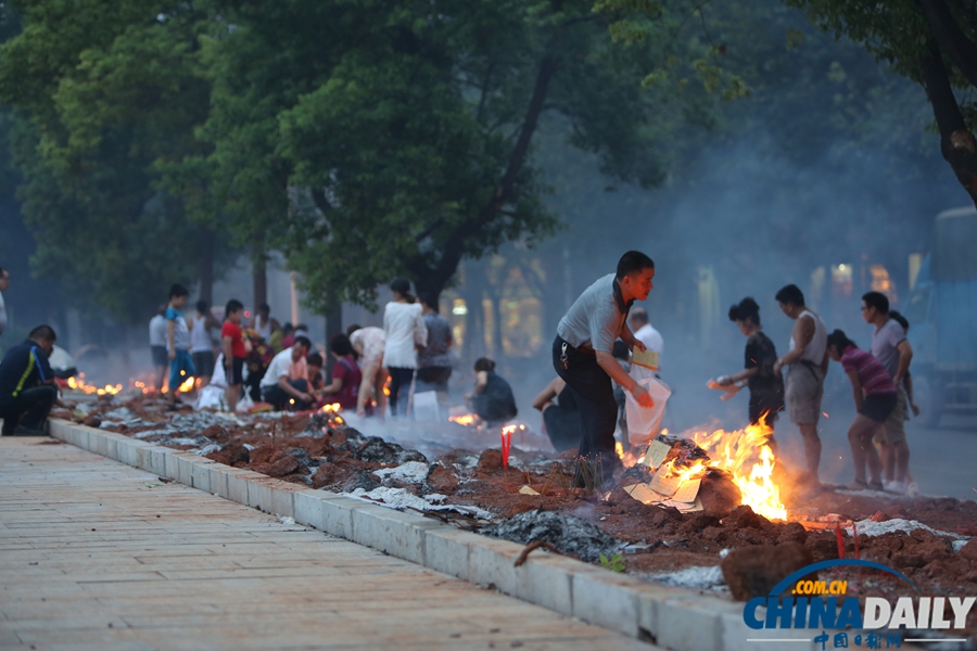 湖南衡阳：“中元节”民众烧纸烟雾罩城