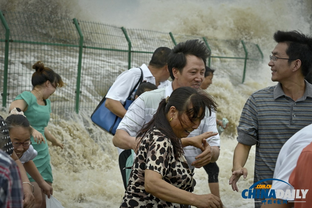 浙江海宁大潮冲下护堤