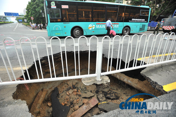 暴雨引发深圳多处浸水 2人死亡