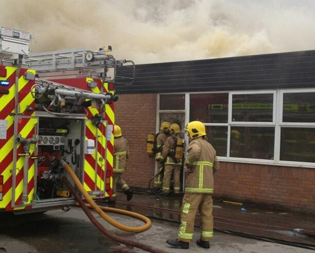 英5名学生疑开学前放火烧毁学校