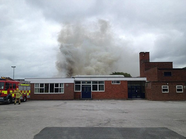 英5名学生疑开学前放火烧毁学校