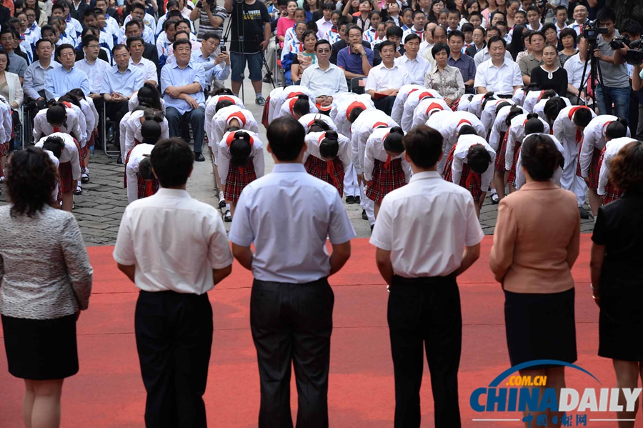 北京孔庙国子监国学文化节开幕 学生鞠躬拜师迎接教师节