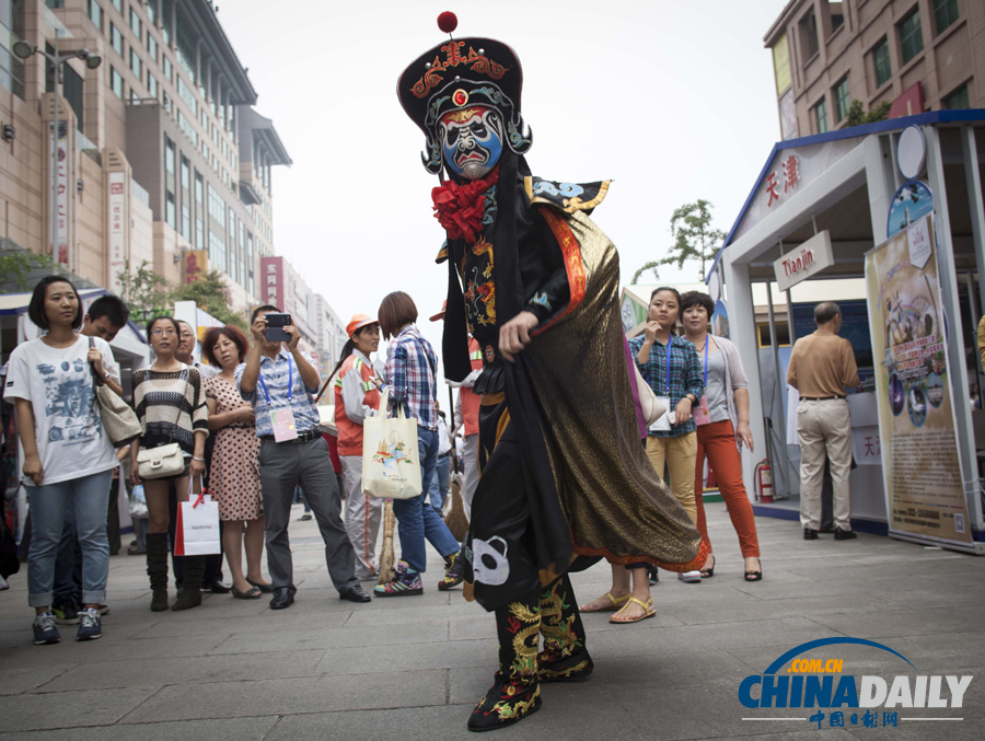 世界旅游城市联合会会员城市北京巡展 异国风情涌动王府井