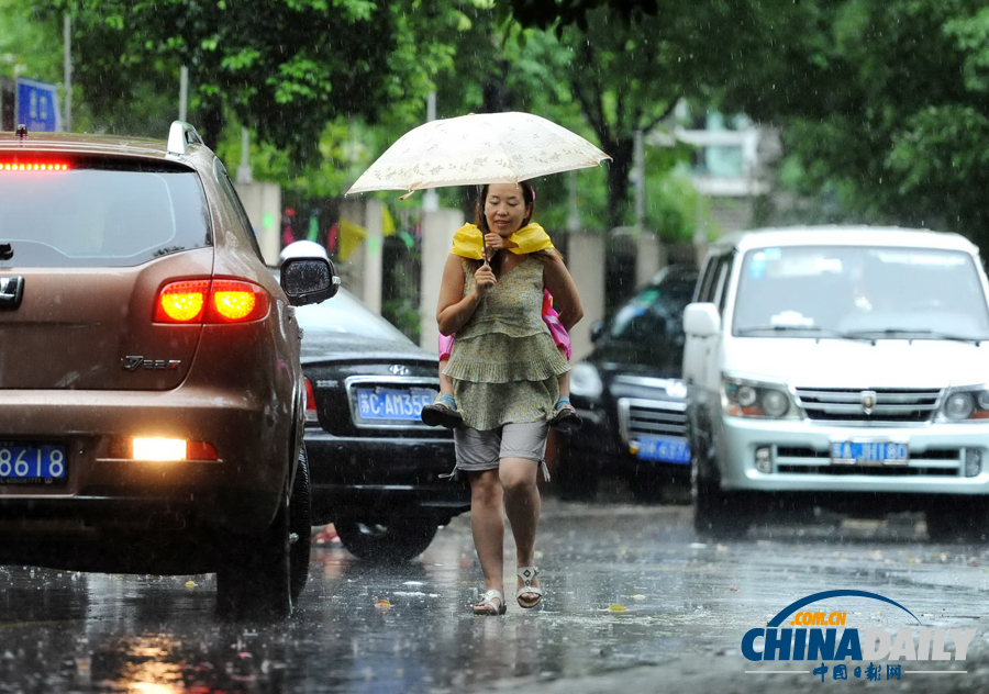 沪发布3年来首个暴雨红色预警 浦东雨量达120mm