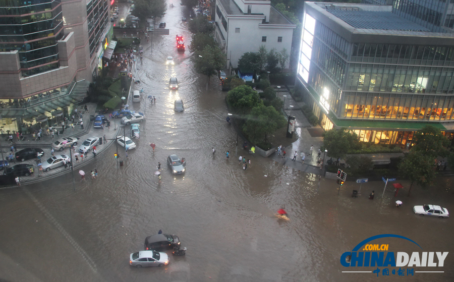 沪发布3年来首个暴雨红色预警 浦东雨量达120mm