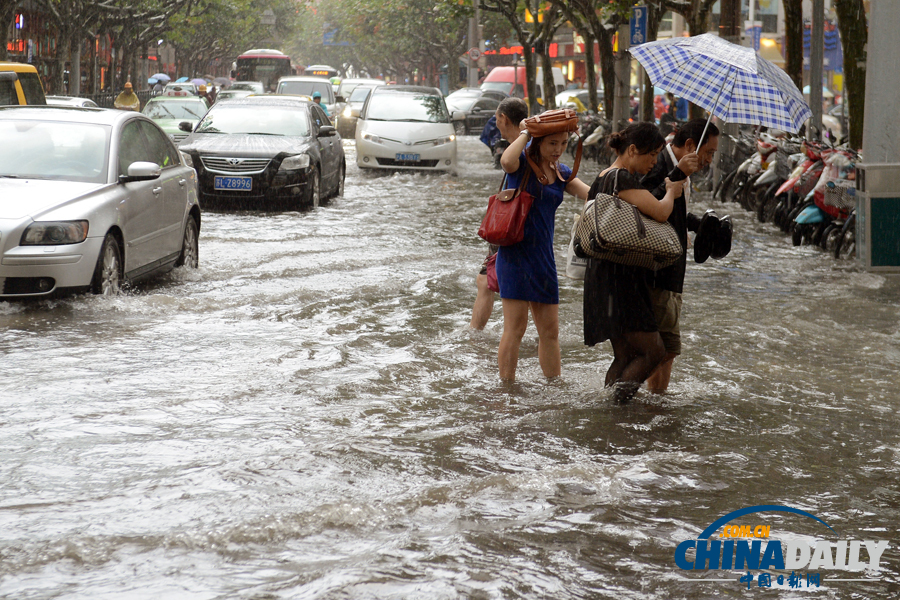 沪发布3年来首个暴雨红色预警 浦东雨量达120mm