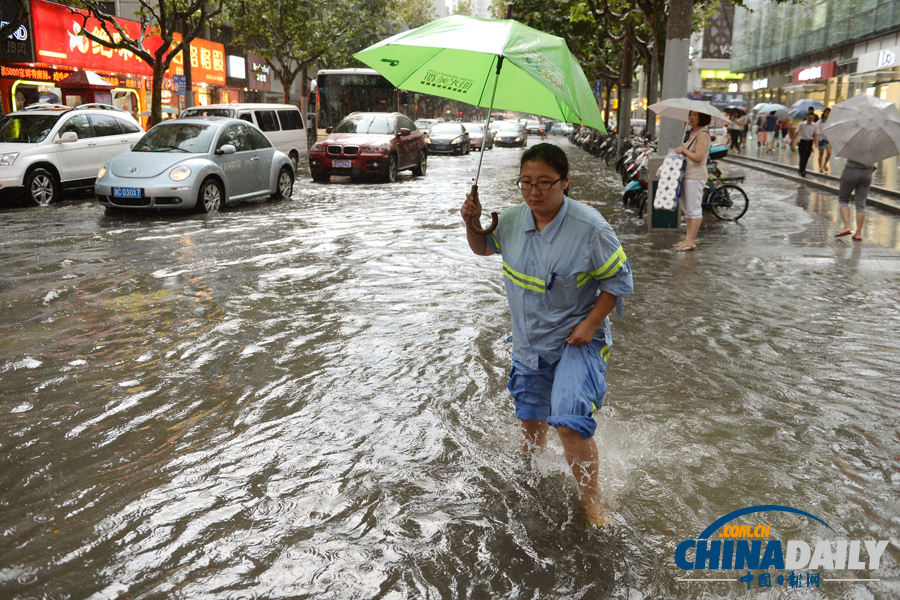 沪发布3年来首个暴雨红色预警 浦东雨量达120mm