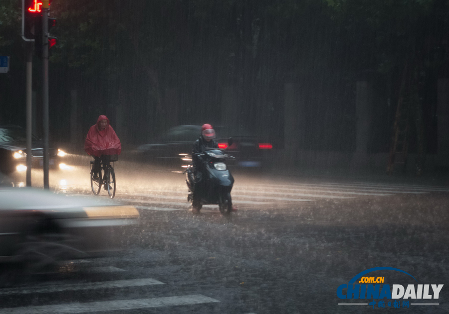 沪发布3年来首个暴雨红色预警 浦东雨量达120mm