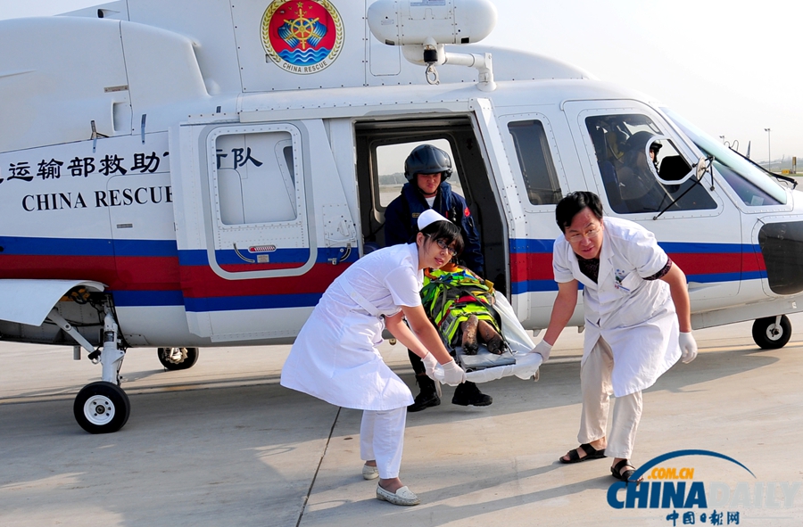 山东烟台：救助直升机紧急救助烧伤渔民