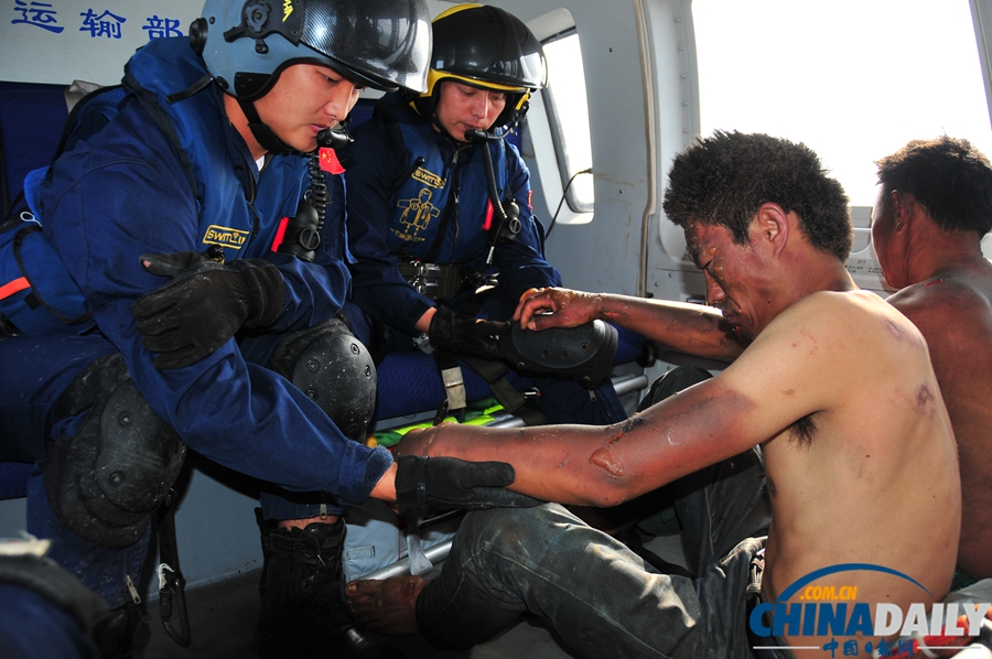 山东烟台：救助直升机紧急救助烧伤渔民