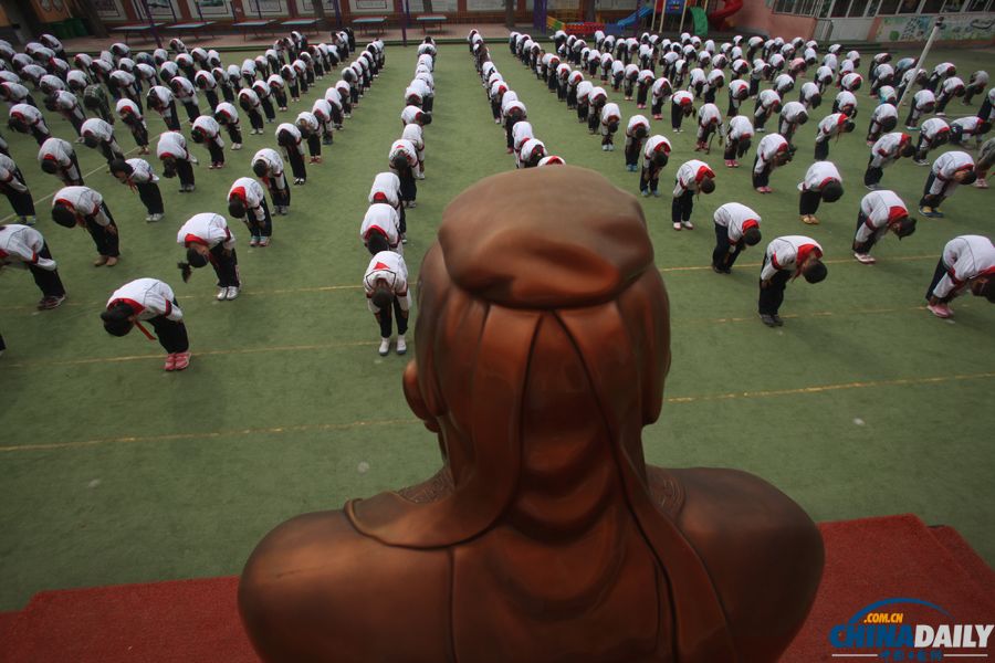 济南：400余名小学生操场拜孔子 纪念孔子诞辰2564周年