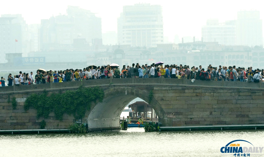 杭州西湖景区游客“井喷” 人气爆棚