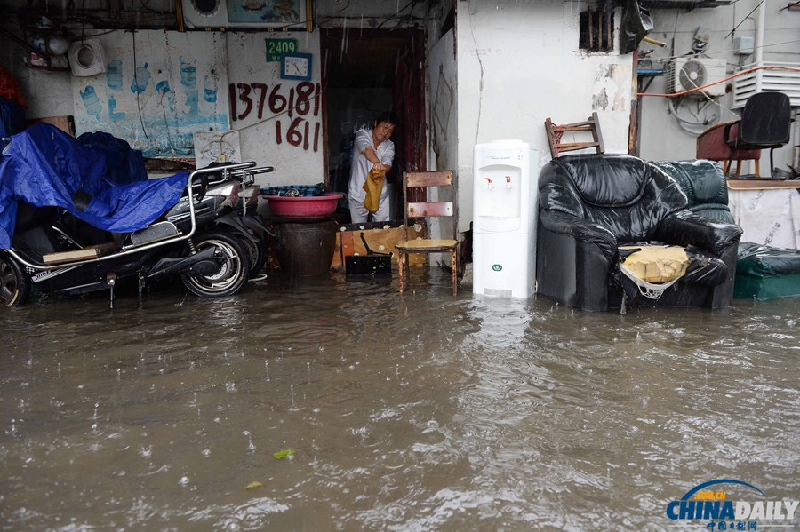 上海：暴雨造成50多条段马路积水