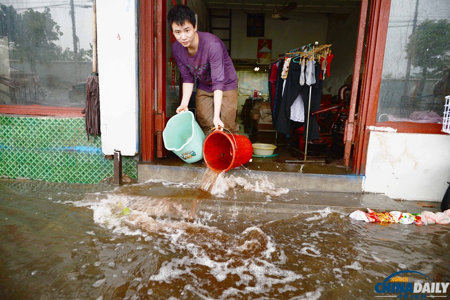 上海：暴雨造成50多条段马路积水