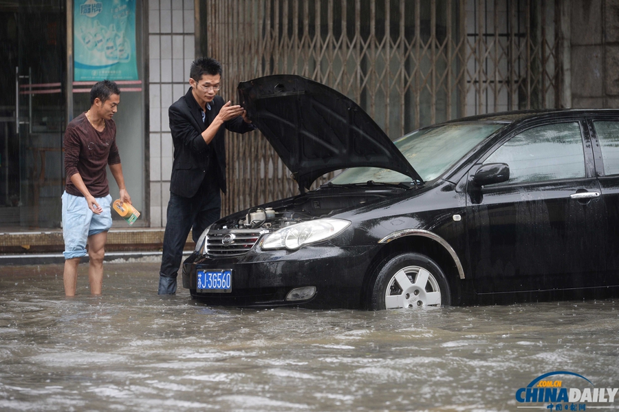 上海：暴雨造成50多条段马路积水