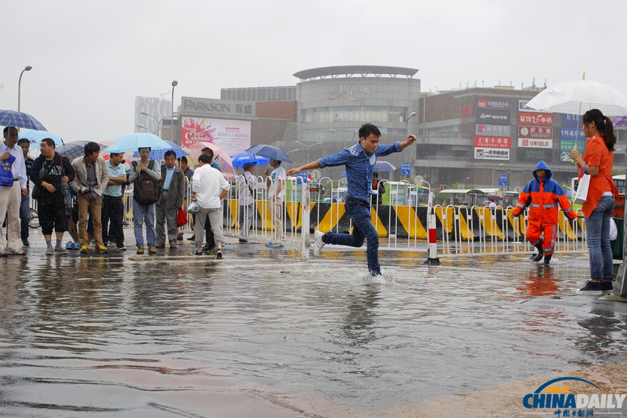 上海：暴雨造成50多条段马路积水