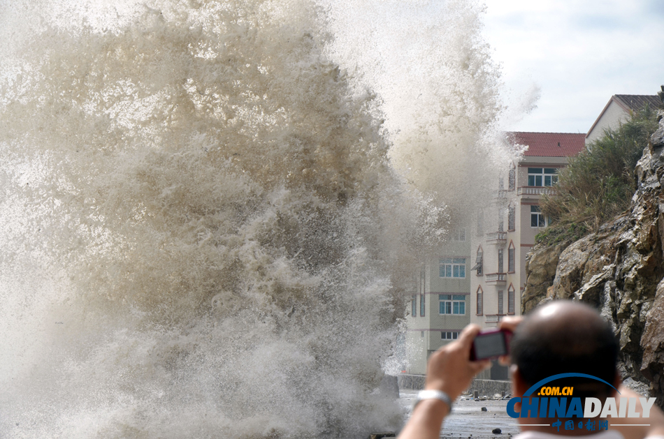 受强台风“丹娜丝”影响 浙江沿海再掀巨浪