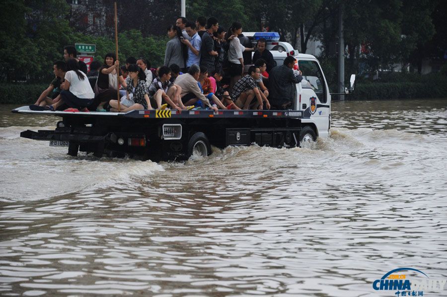 浙江余姚被洪水围困 遭遇64年来最大降雨量