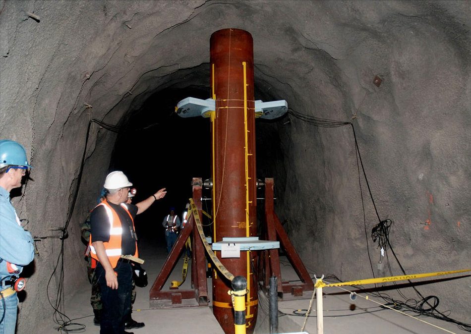 东风15C钻地武器首次曝光 地下掩体瞬间粉碎