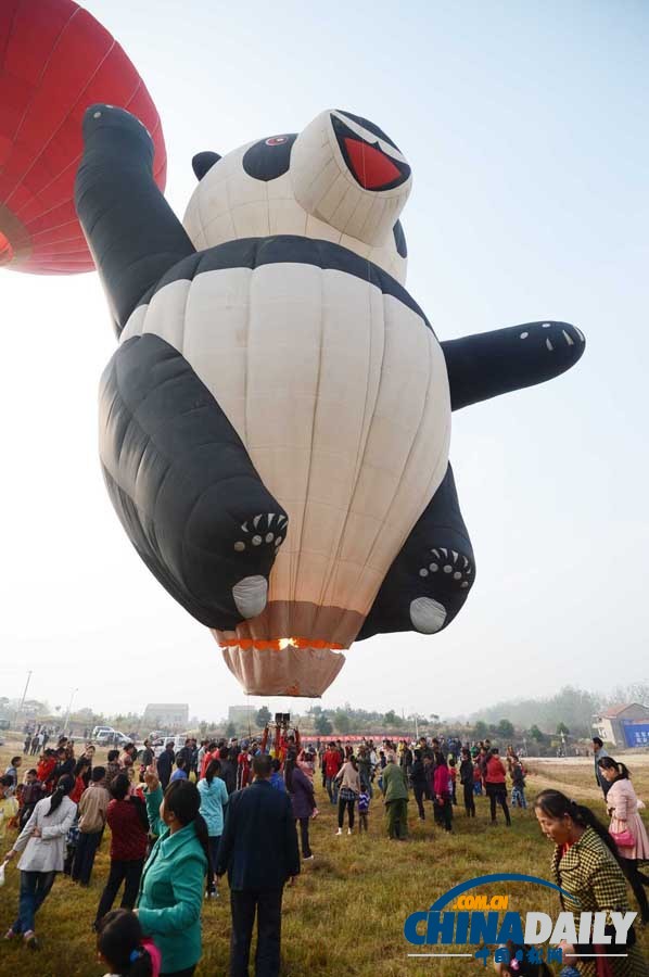 全国热气球精英赛红安上演尖峰时刻 “功夫熊猫”吸引眼球