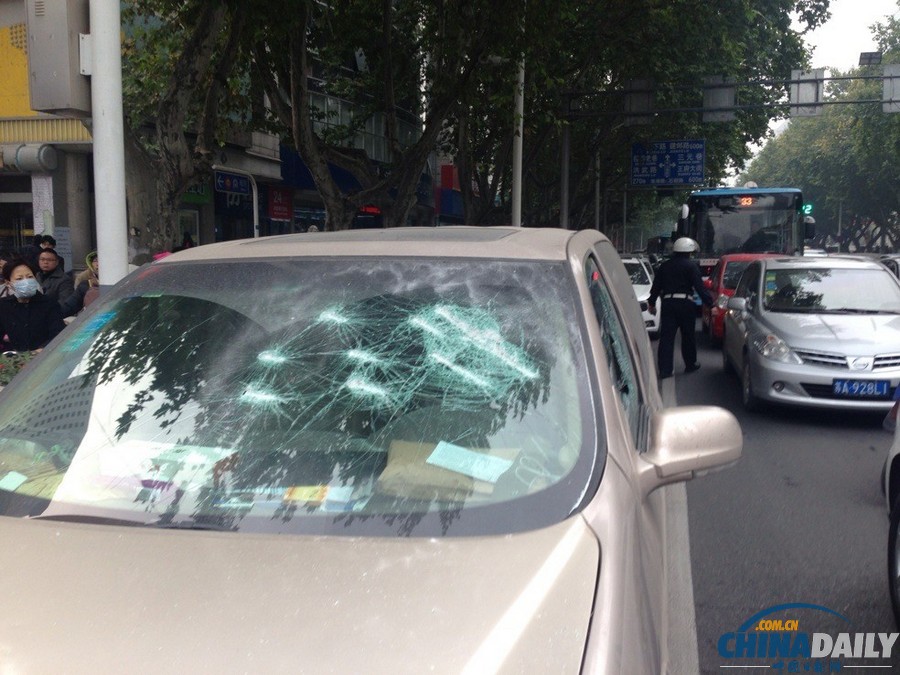 南京一男子疑涉毒驾车狂飙撞伤交警