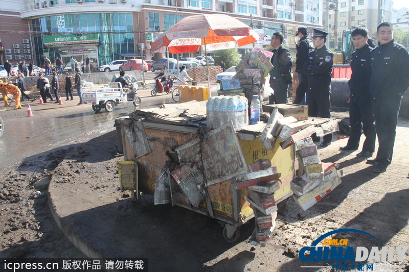 济南地下管道爆炸掀翻路面 3人受伤