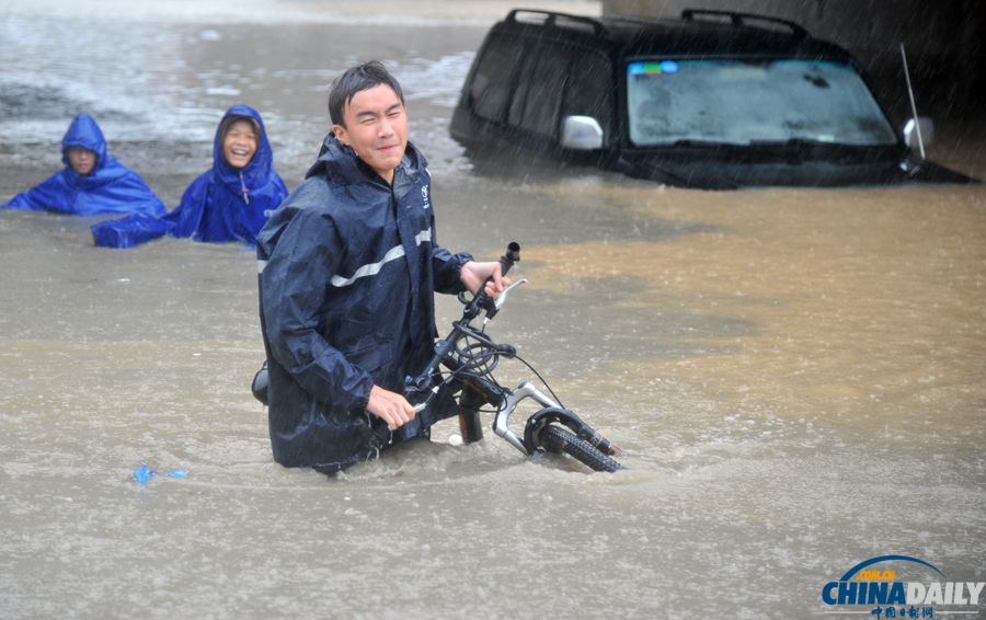 台风“海燕”袭广西 南宁普降暴雨