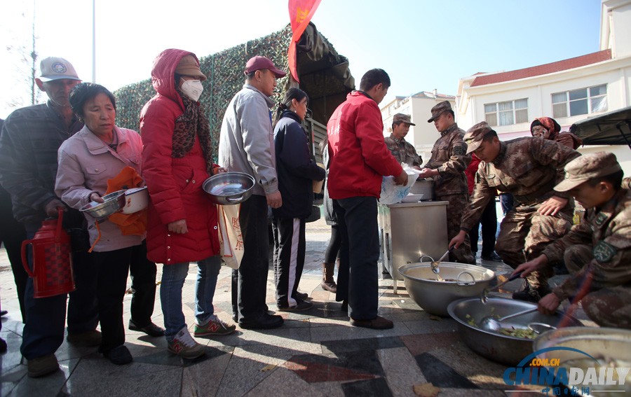 现场直击：青岛爆燃事故受灾群众排队领餐